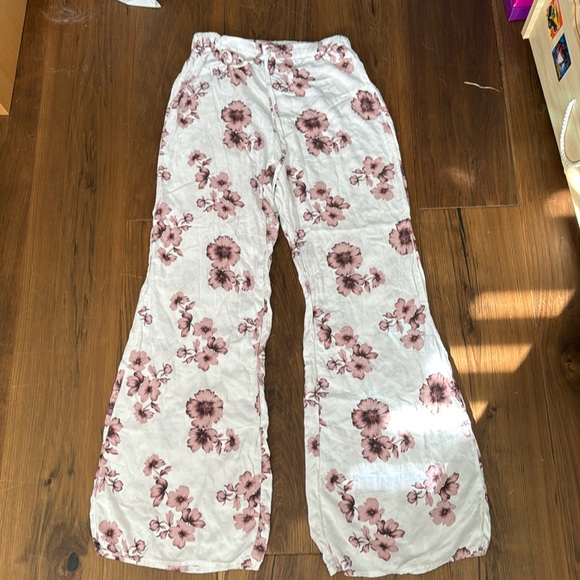 Flowy spring time fun pants from Brandy Melville. White with mauve flowers - Picture 1 of 5
